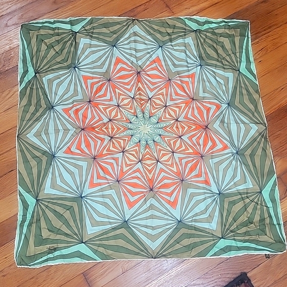 2 beautiful silk scarves/wraps with rolled egdes - Picture 3 of 6